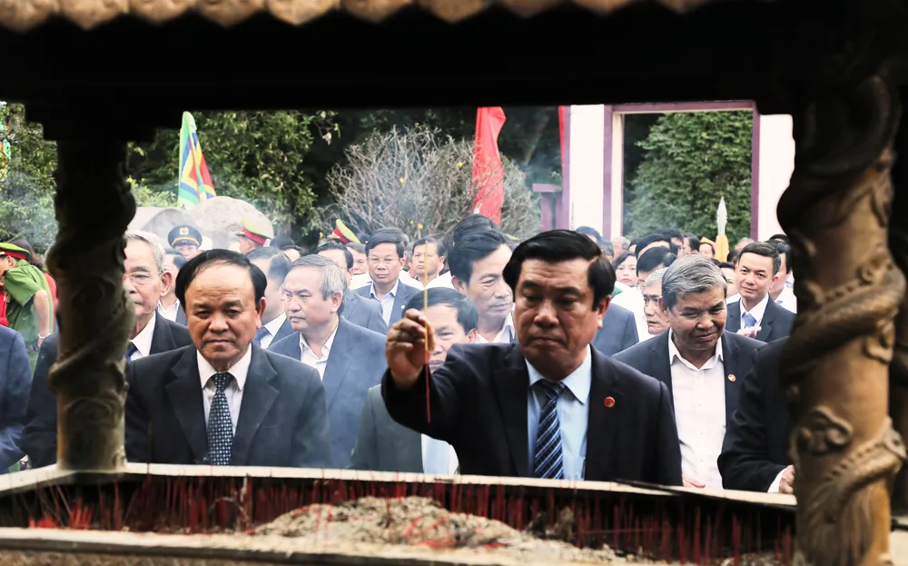 Biển người “trẩy hội” Ngọc Hồi - Đống Đa trên quê hương anh hùng Quang Trung - Nguyễn Huệ ảnh 3