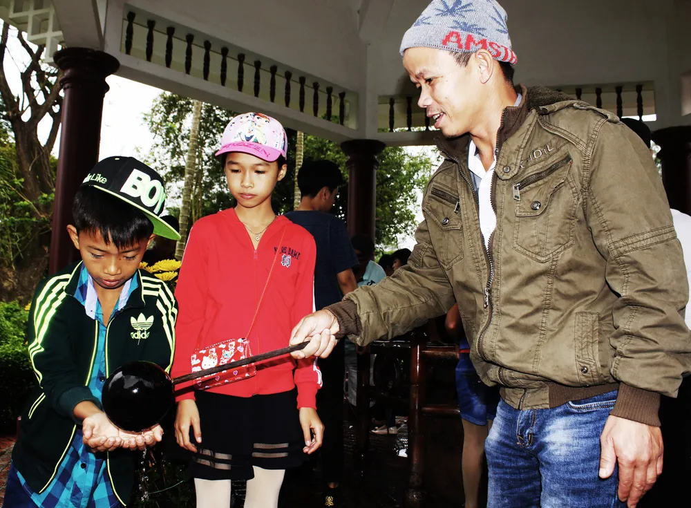 Biển người “trẩy hội” Ngọc Hồi - Đống Đa trên quê hương anh hùng Quang Trung - Nguyễn Huệ ảnh 9