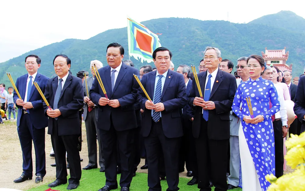 Biển người “trẩy hội” Ngọc Hồi - Đống Đa trên quê hương anh hùng Quang Trung - Nguyễn Huệ ảnh 2