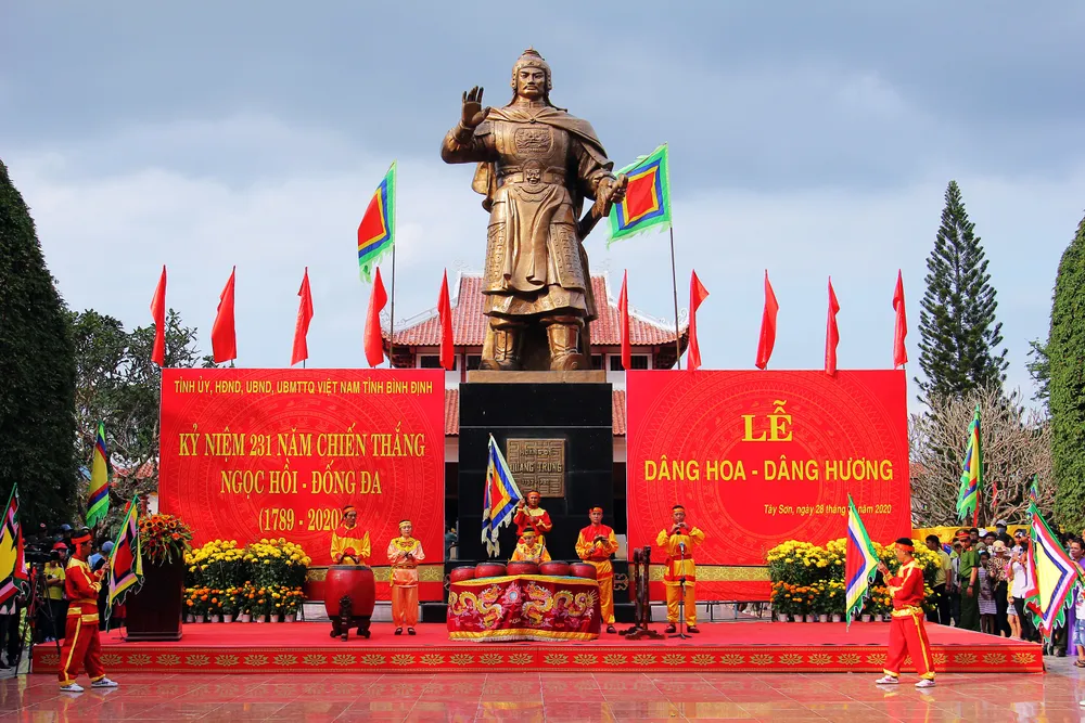 Biển người “trẩy hội” Ngọc Hồi - Đống Đa trên quê hương anh hùng Quang Trung - Nguyễn Huệ ảnh 5