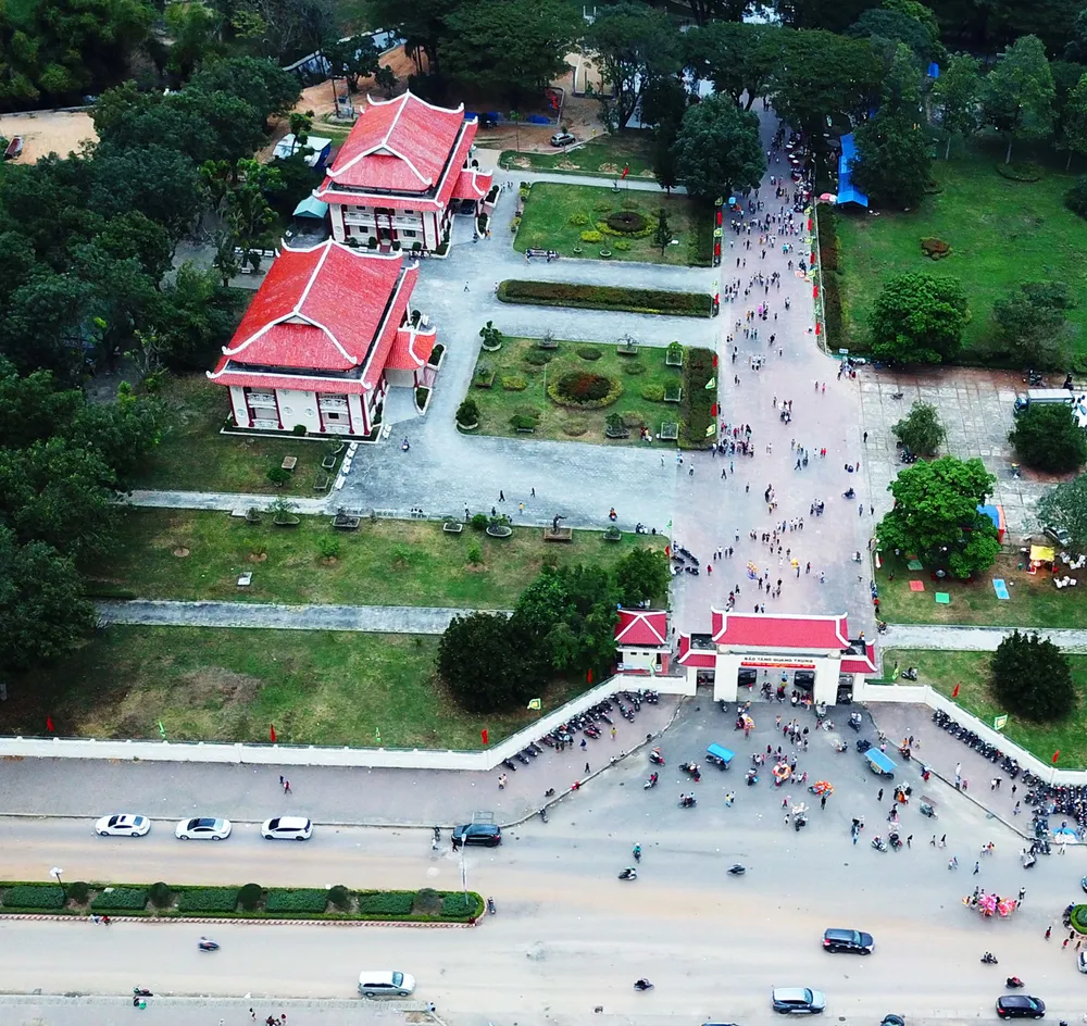 Biển người “trẩy hội” Ngọc Hồi - Đống Đa trên quê hương anh hùng Quang Trung - Nguyễn Huệ ảnh 12