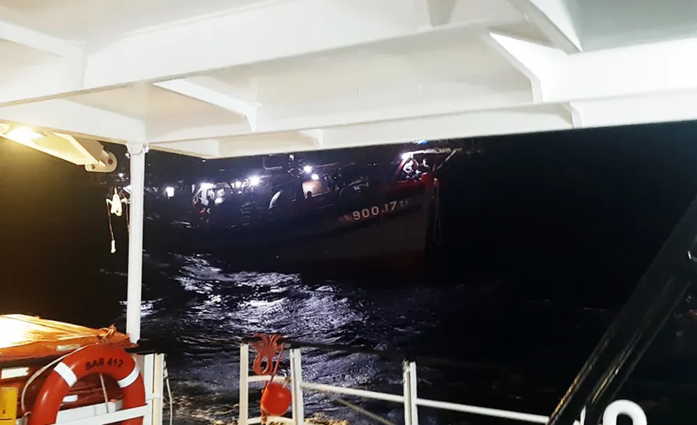 Cận cảnh tàu SAR 412 vượt sóng dữ cứu 40 thuyền viên gặp nạn  ảnh 4