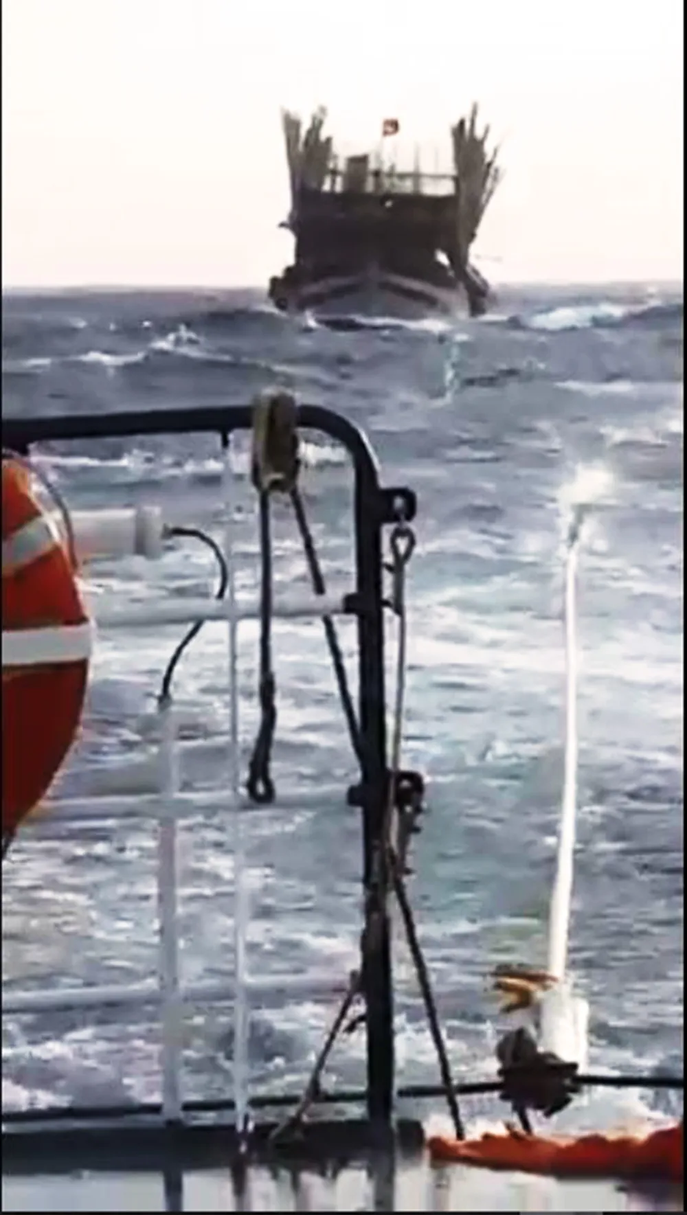 Cận cảnh tàu SAR 412 vượt sóng dữ cứu 40 thuyền viên gặp nạn  ảnh 6