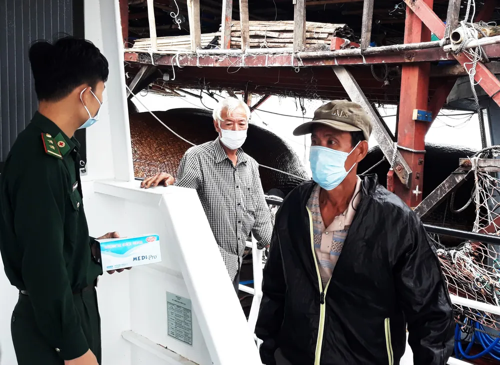 Cận cảnh tàu SAR 412 vượt sóng dữ cứu 40 thuyền viên gặp nạn  ảnh 8