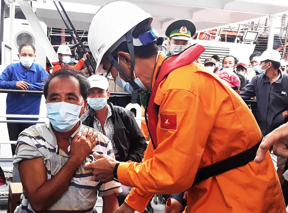 Cận cảnh tàu SAR 412 vượt sóng dữ cứu 40 thuyền viên gặp nạn  ảnh 9