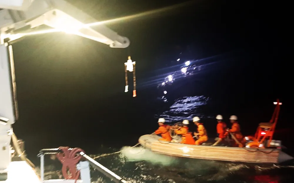 Cận cảnh tàu SAR 412 vượt sóng dữ cứu 40 thuyền viên gặp nạn  ảnh 5