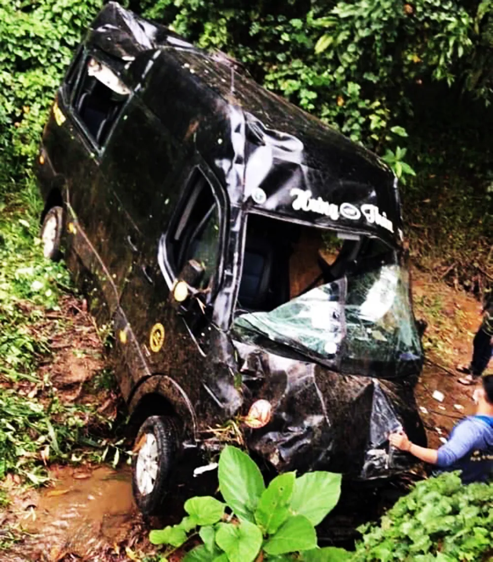 Limousine chở 8 hành khách lao xuống vực ảnh 2