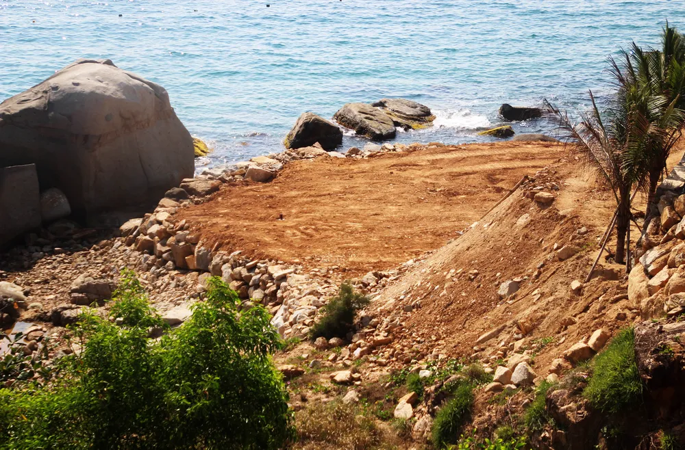 Cận cảnh 2 khu resort vừa bị thổi phạt dọc bờ biển Quy Nhơn ảnh 8