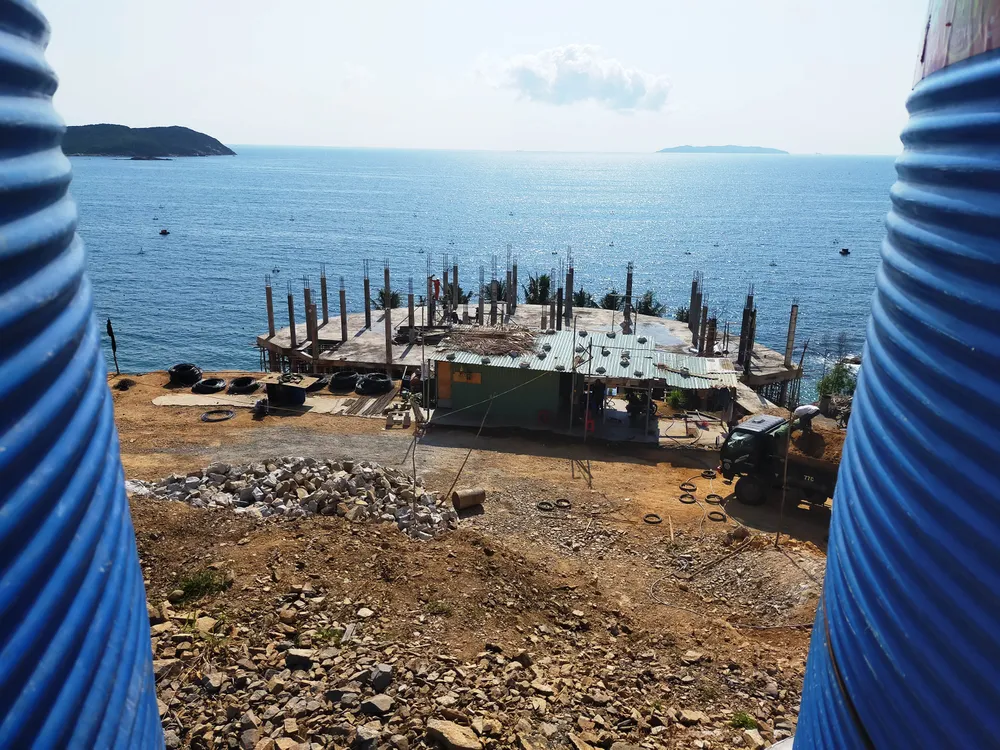 Cận cảnh 2 khu resort vừa bị thổi phạt dọc bờ biển Quy Nhơn ảnh 6