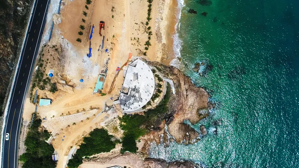 Cận cảnh 2 khu resort vừa bị thổi phạt dọc bờ biển Quy Nhơn ảnh 9