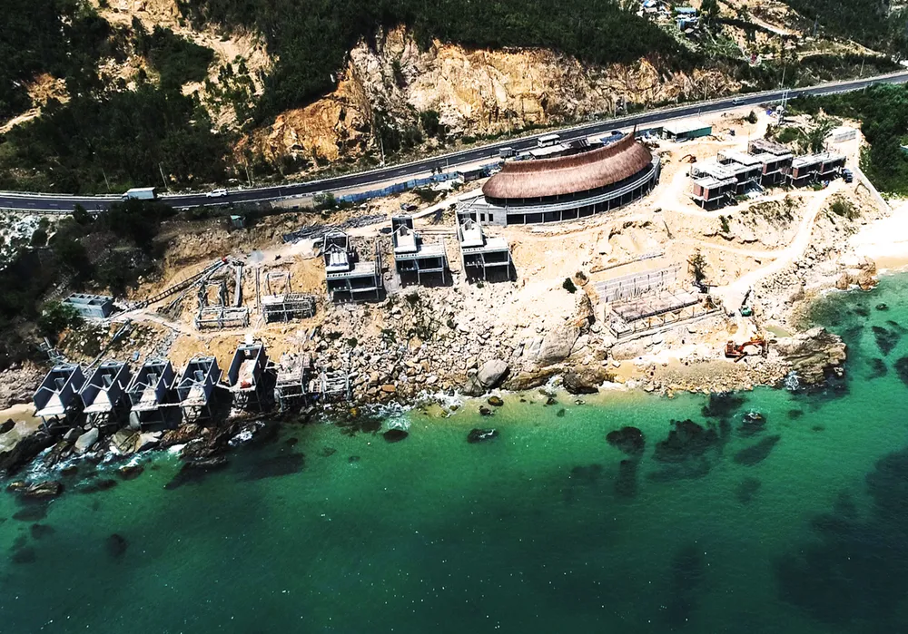 Cận cảnh 2 khu resort vừa bị thổi phạt dọc bờ biển Quy Nhơn ảnh 3