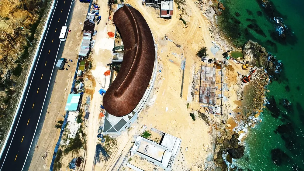 Cận cảnh 2 khu resort vừa bị thổi phạt dọc bờ biển Quy Nhơn ảnh 2