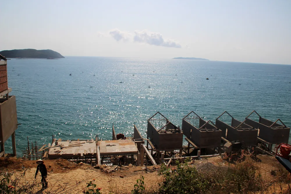 Cận cảnh 2 khu resort vừa bị thổi phạt dọc bờ biển Quy Nhơn ảnh 11