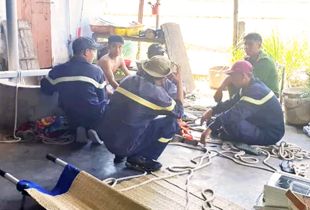 Nỗ lực trục vớt thi thể 2 người chết ngạt dưới giếng ảnh 2