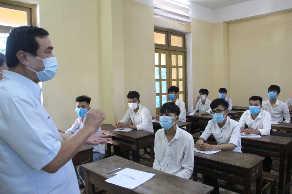 Thí sinh vùng ven tâm dịch hoàn thành tốt môn thi Ngữ văn ảnh 11