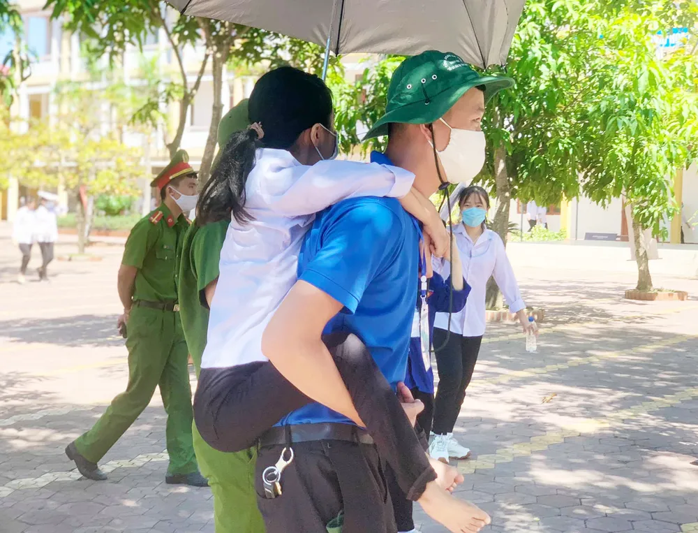 Nắng nóng kèm dịch Covid-19 gây nhiều khó khăn cho các thí sinh miền Trung dự kỳ thi tốt nghiệp THPT ảnh 11