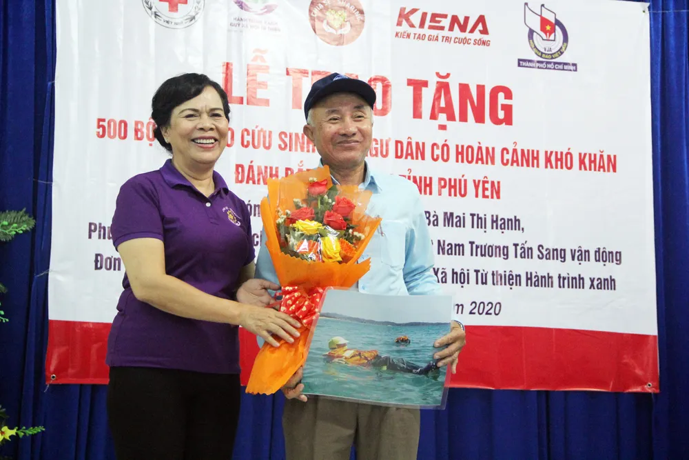 Tặng 500 bộ áo phao, phao cứu sinh cho ngư dân Phú Yên ảnh 7