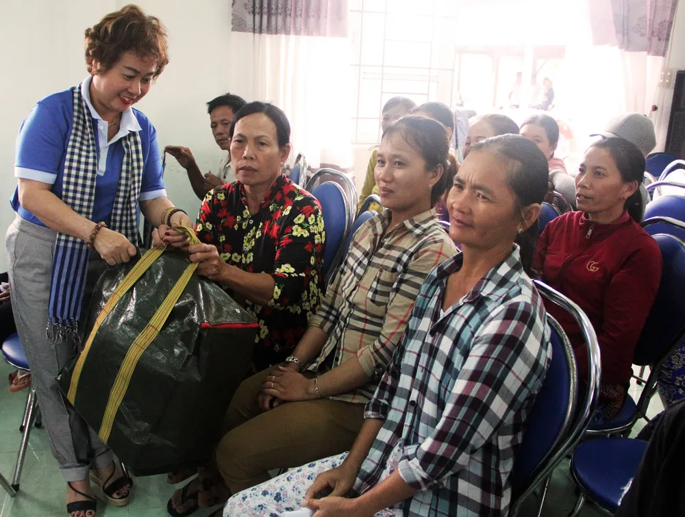 Tặng 500 bộ áo phao, phao cứu sinh cho ngư dân Phú Yên ảnh 8