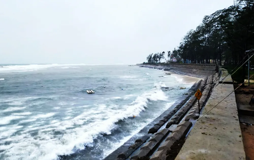 3 tàu cá của tỉnh Quảng Ngãi hỏng máy, trôi dạt chờ cứu hộ ảnh 2