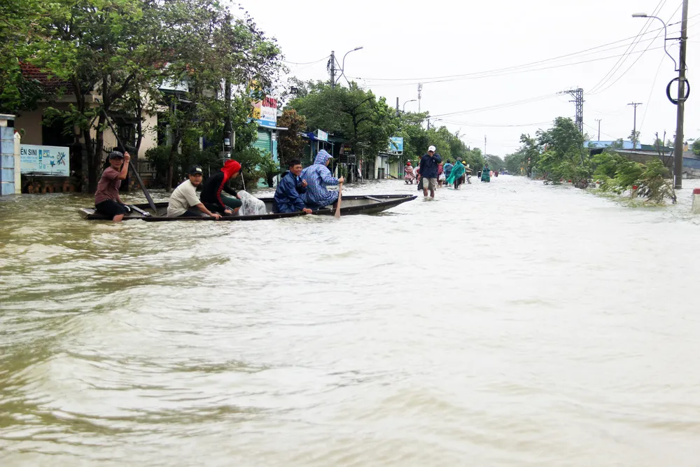 Người dân cố đô Huế lại bì bõm lội lụt sau 2 ngày mưa tầm tã ảnh 16