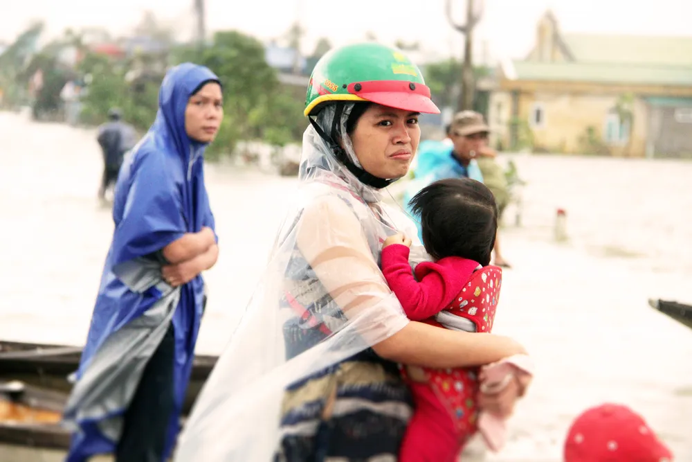 Người dân cố đô Huế lại bì bõm lội lụt sau 2 ngày mưa tầm tã ảnh 15