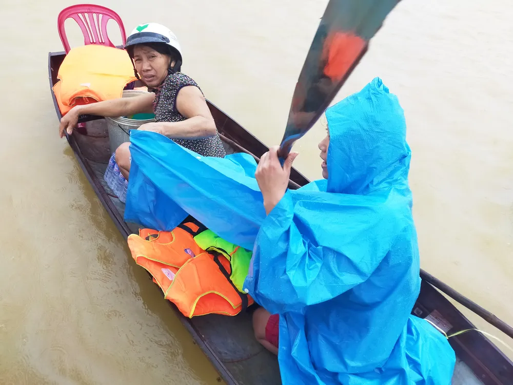 Người dân Lệ Thủy kiệt quệ vì lũ ảnh 19