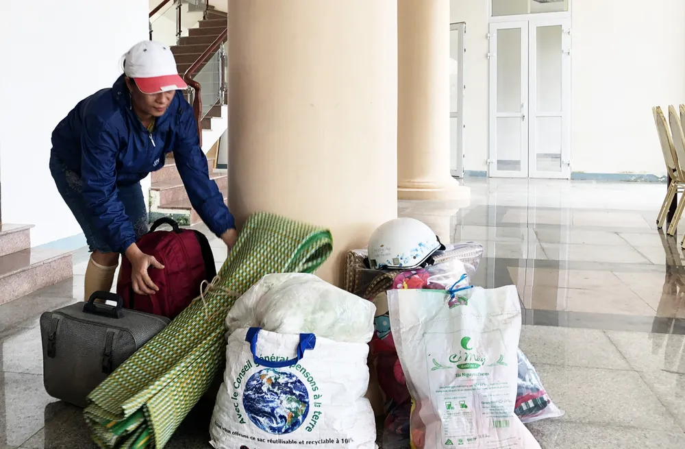 Căng mình ứng phó bão số 9 ảnh 18