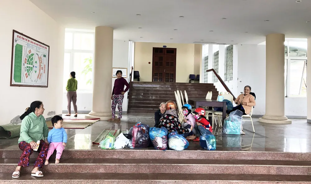 Căng mình ứng phó bão số 9 ảnh 19