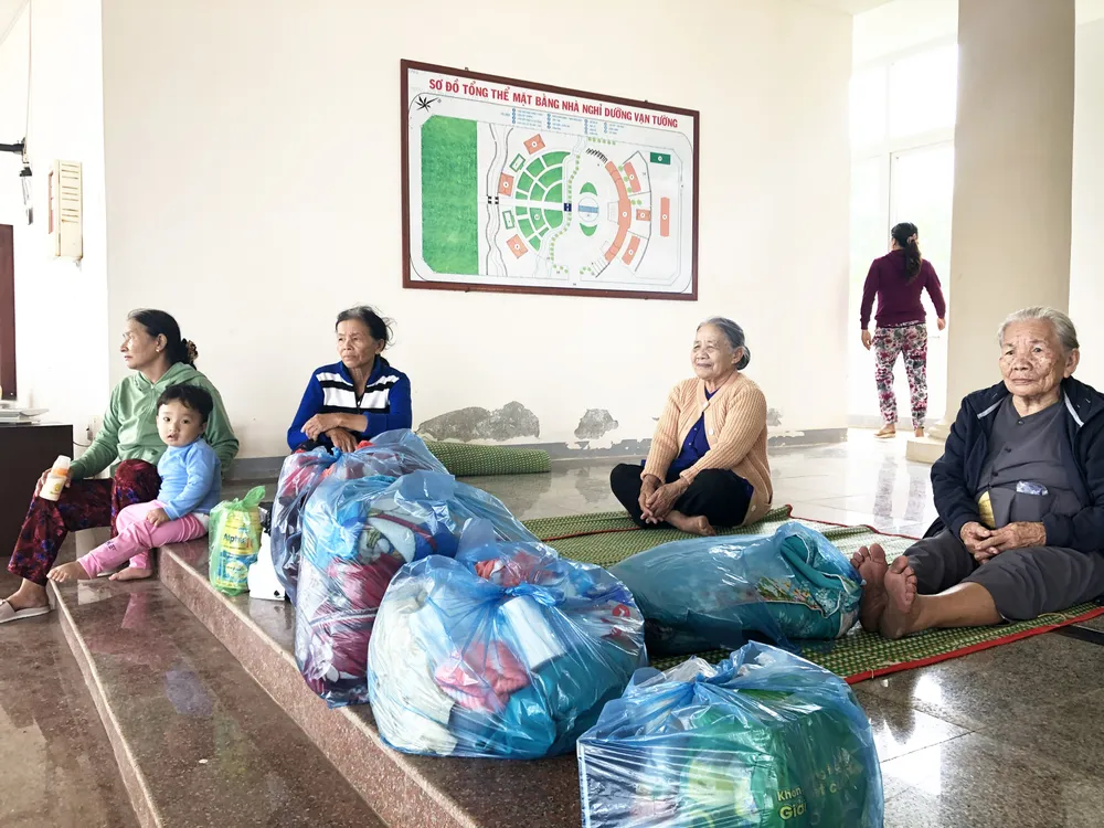 Căng mình ứng phó bão số 9 ảnh 13