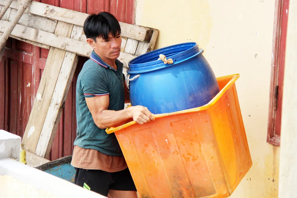 Căng mình ứng phó bão số 9 ảnh 36