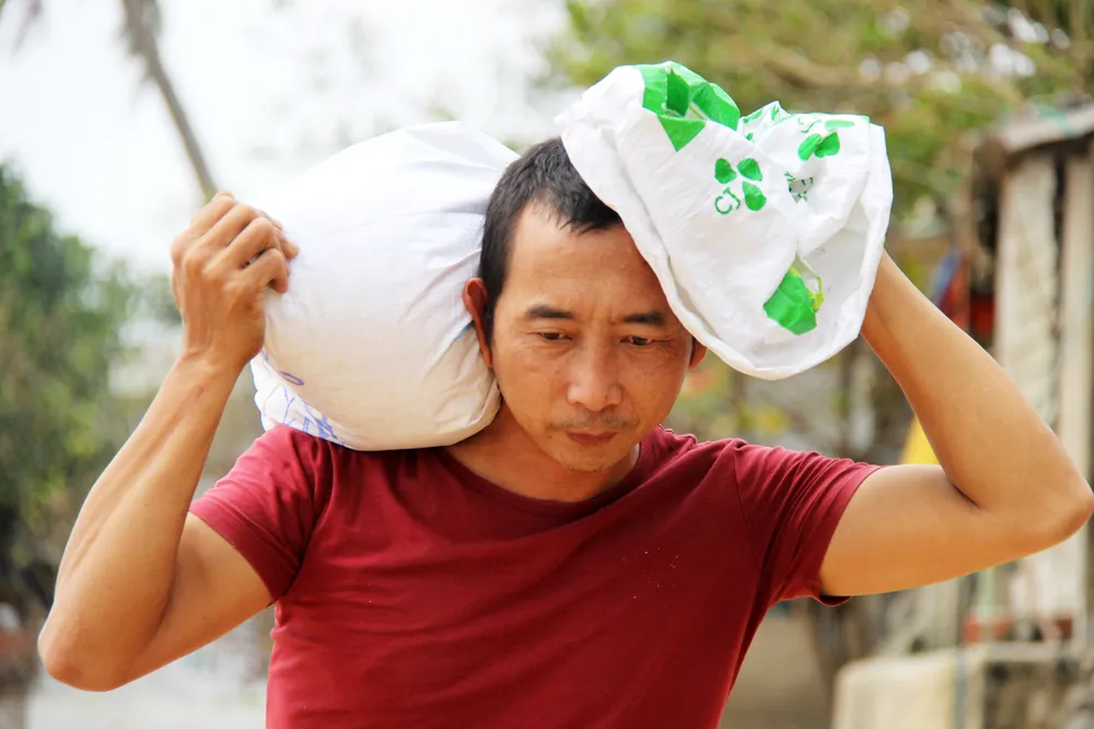 Căng mình ứng phó bão số 9 ảnh 16