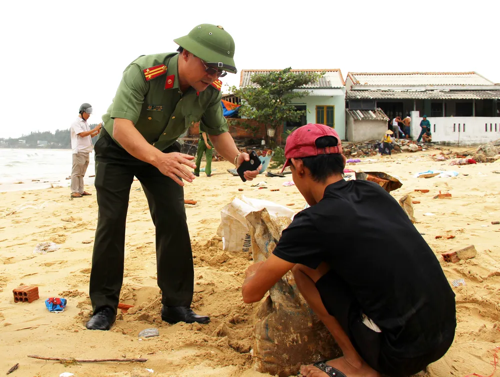 Căng mình ứng phó bão số 9 ảnh 14