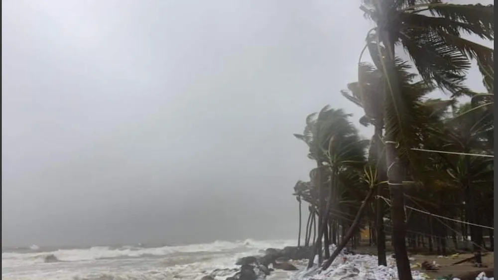 Mưa lớn, gió gào rú dữ dội tại các tỉnh miền Trung ảnh 4