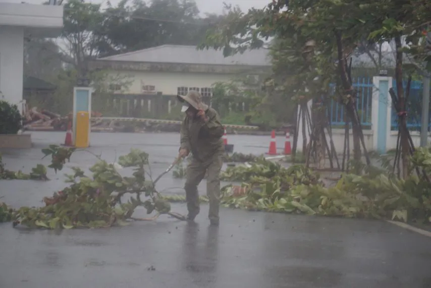 Mưa lớn, gió gào rú dữ dội tại các tỉnh miền Trung ảnh 6