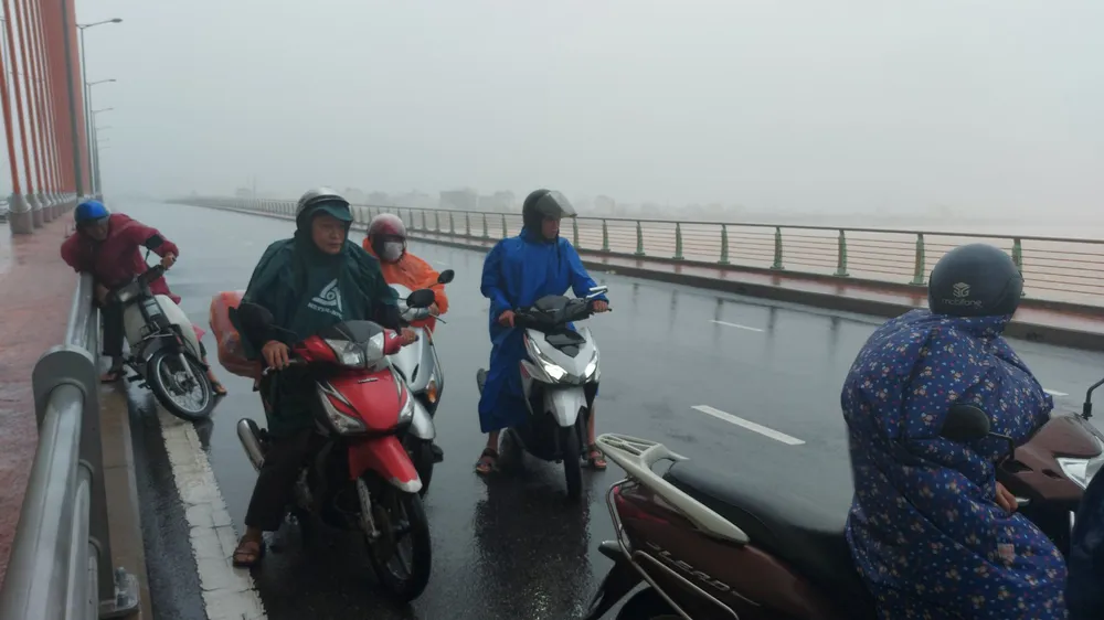 Mưa lớn, gió gào rú dữ dội tại các tỉnh miền Trung ảnh 9