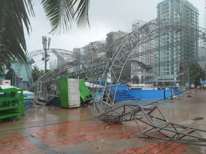 Mưa lớn, gió gào rú dữ dội tại các tỉnh miền Trung ảnh 11