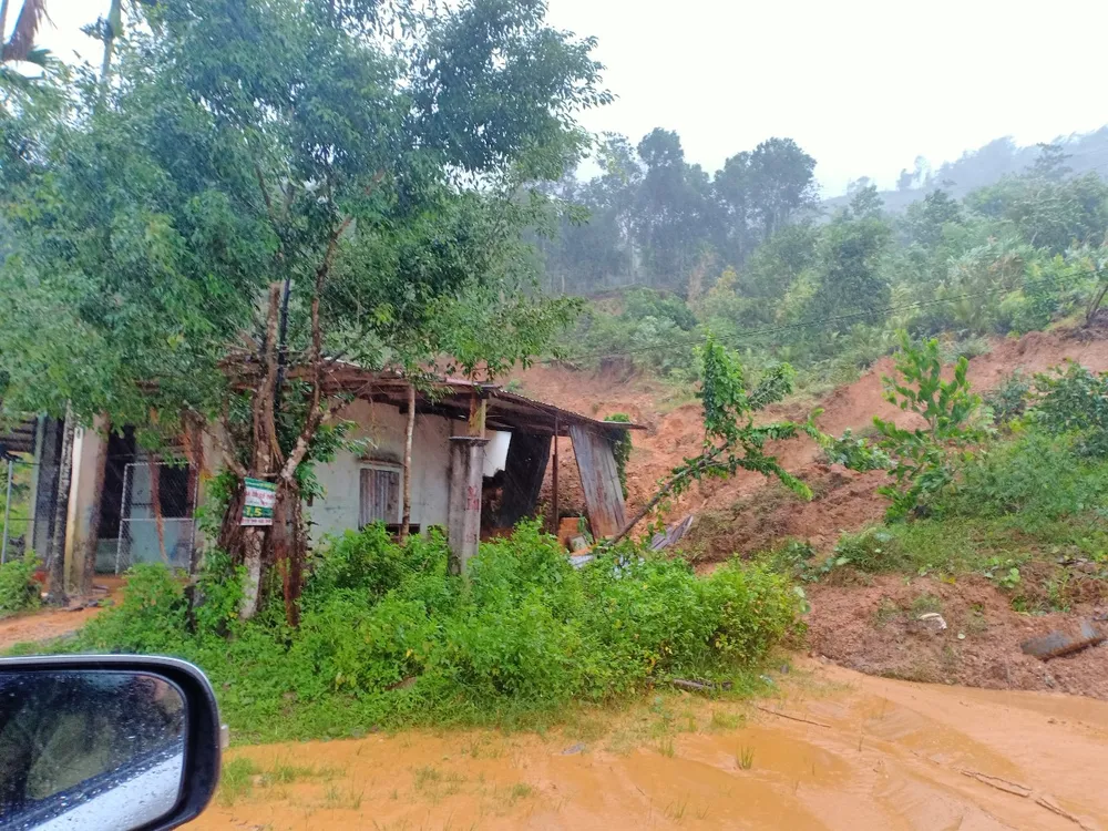 Mưa lớn, gió gào rú dữ dội tại các tỉnh miền Trung ảnh 1