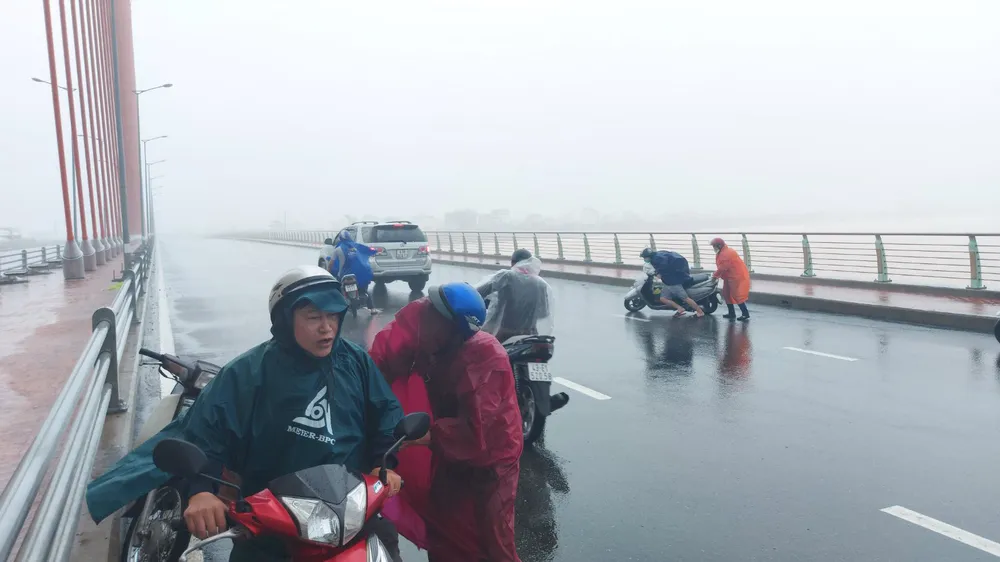 Mưa lớn, gió gào rú dữ dội tại các tỉnh miền Trung ảnh 8