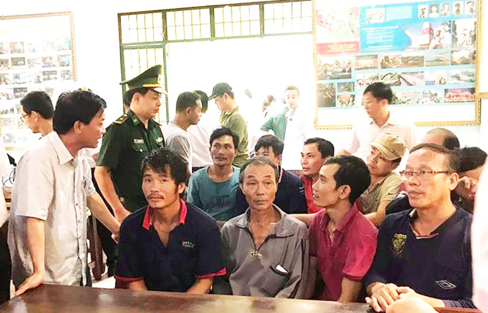 Ứng cứu 14 ngư dân gặp nạn khi vượt sóng đi cứu tàu chìm ở Bình Định ảnh 1