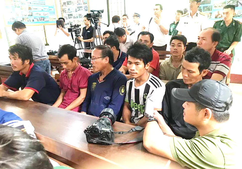 Ứng cứu 14 ngư dân gặp nạn khi vượt sóng đi cứu tàu chìm ở Bình Định ảnh 2