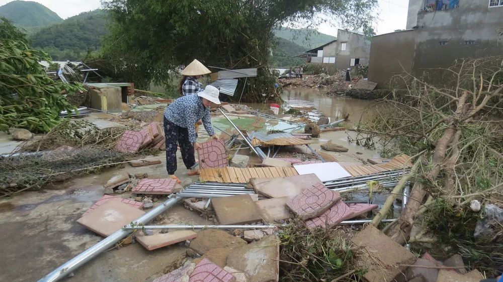 Hàng chục ngàn người dân thức trắng đêm chạy lũ ảnh 5