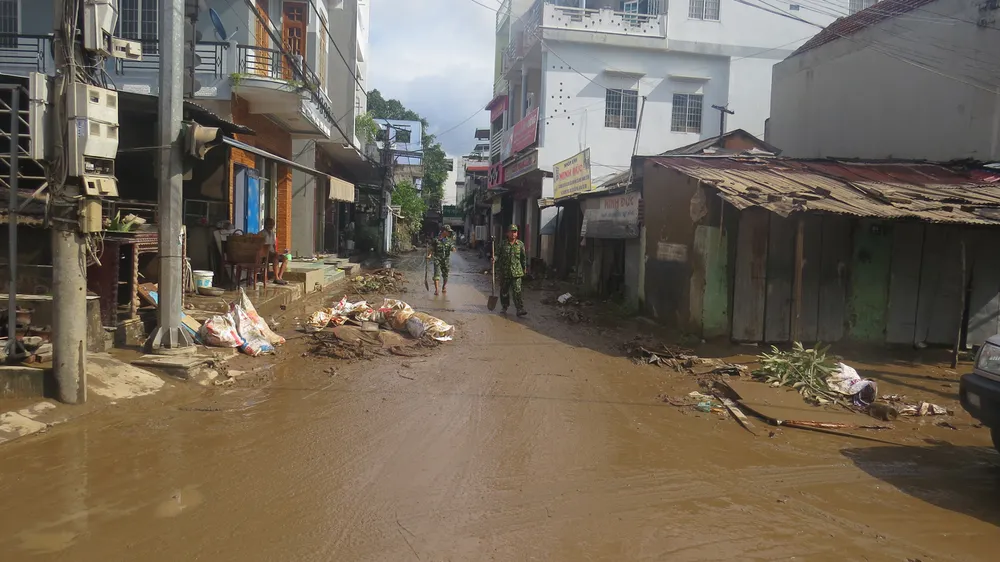 Hàng chục ngàn người dân thức trắng đêm chạy lũ ảnh 6