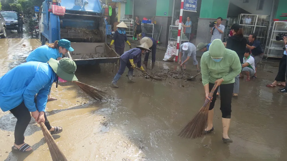 Hàng chục ngàn người dân thức trắng đêm chạy lũ ảnh 8