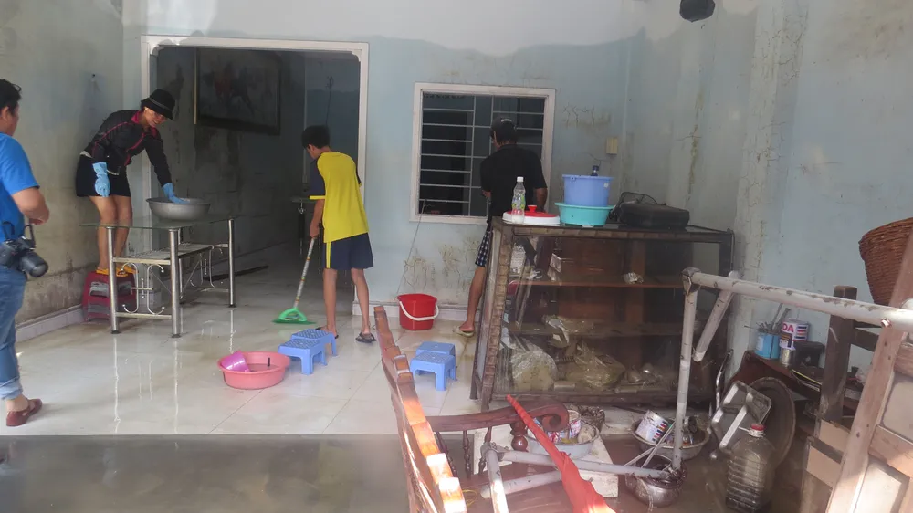 Hàng chục ngàn người dân thức trắng đêm chạy lũ ảnh 7