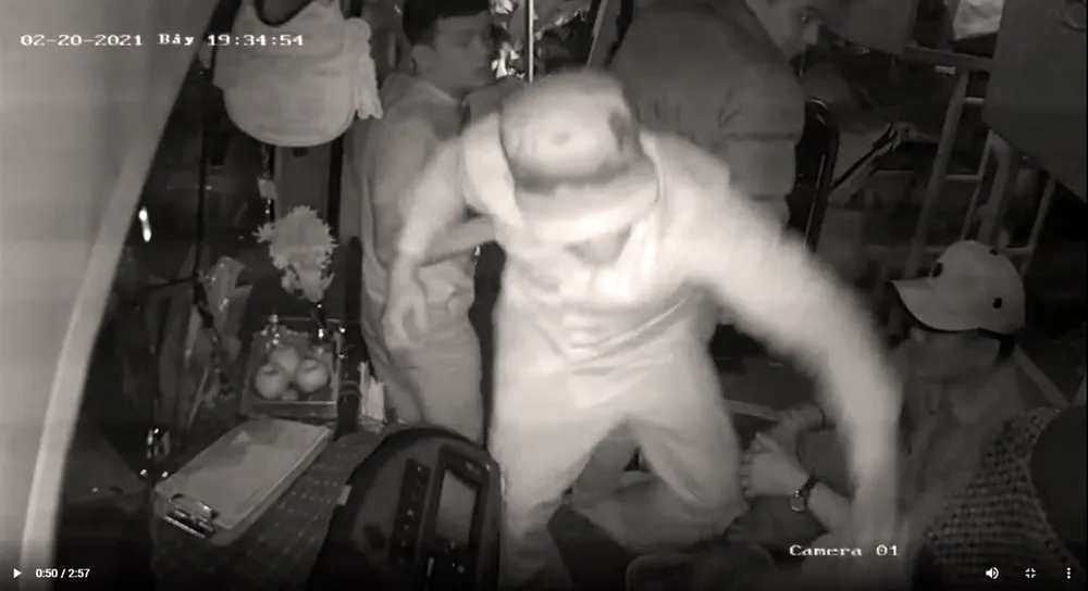 Ba đối tượng hành hung dã man lái xe khách đã đến trình diện công an ảnh 4