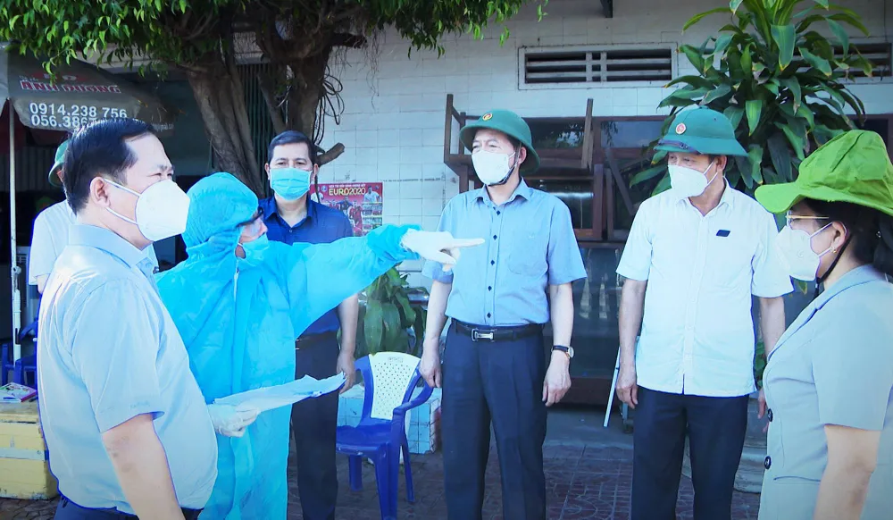 Bình Định phong tỏa 9.000 dân sau khi phát hiện 2 ca nghi mắc Covid-19 đầu tiên ảnh 2