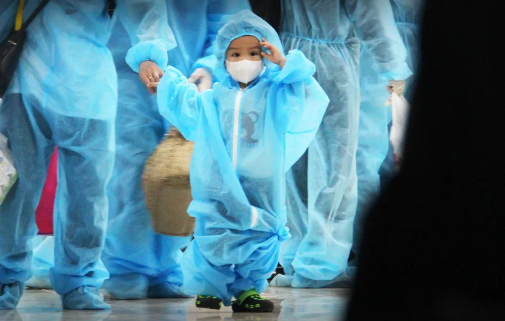 Chuyến bay đầu tiên đưa 197 công dân Bình Định từ TPHCM về quê ảnh 5