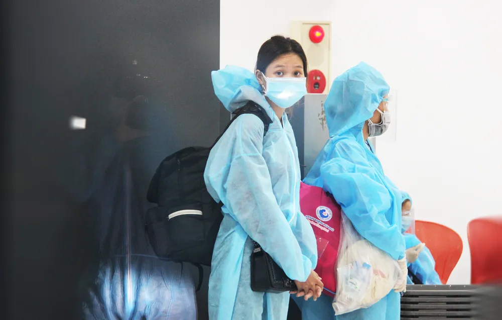 Chuyến bay đầu tiên đưa 197 công dân Bình Định từ TPHCM về quê ảnh 14