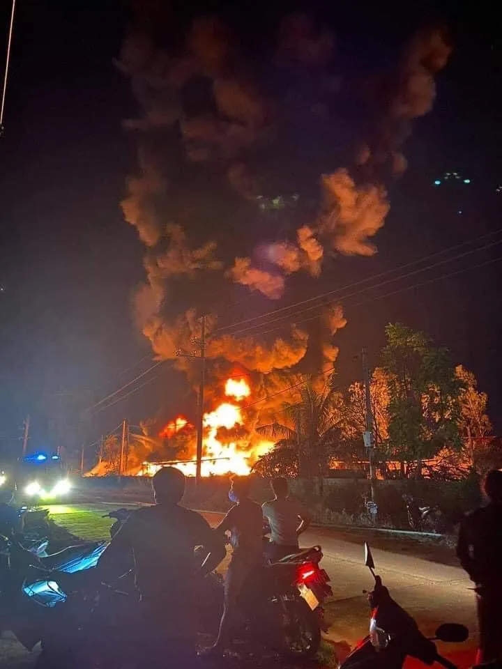 Lửa lớn bao trùm khu xưởng tại một cụm công nghiệp Bình Định ảnh 3