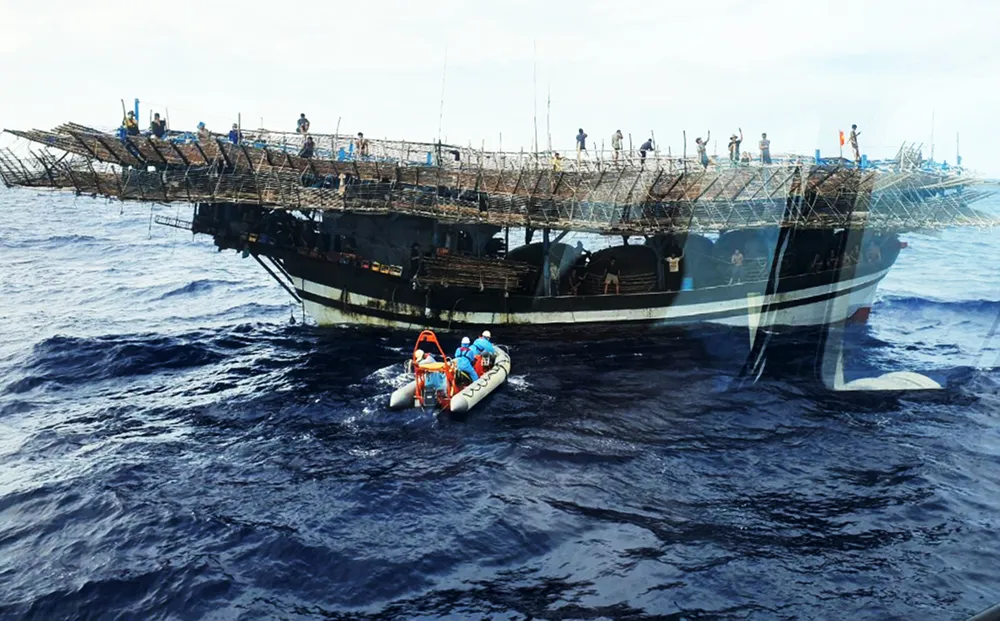 Tàu SAR 412 kịp thời ứng cứu ngư dân đột quỵ trên biển ảnh 2